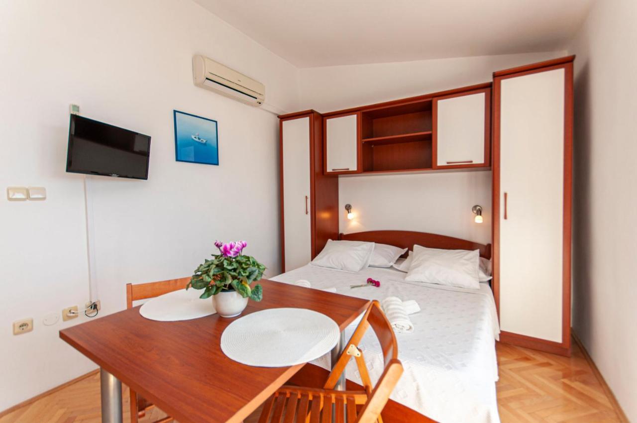 Apartments And Rooms Nikola Omiš Eksteriør billede