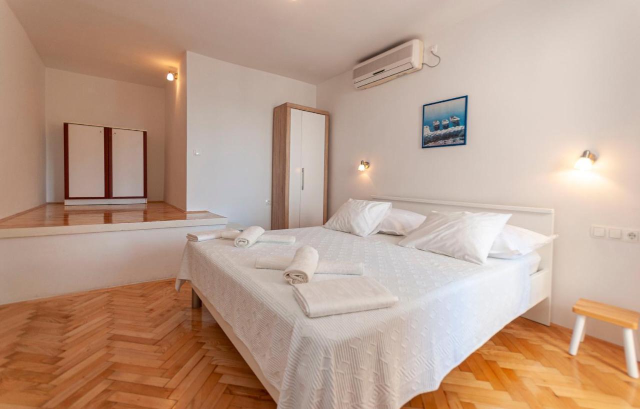 Apartments And Rooms Nikola Omiš Eksteriør billede