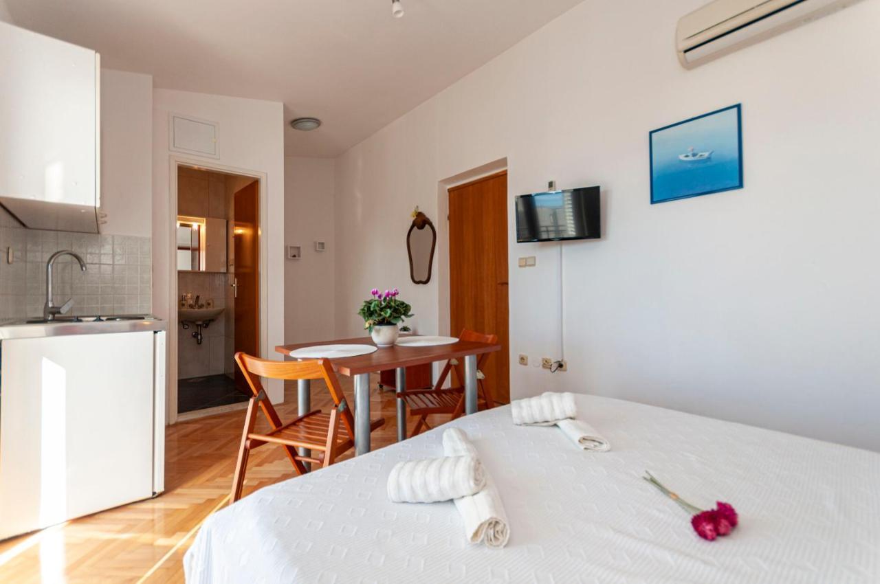 Apartments And Rooms Nikola Omiš Eksteriør billede
