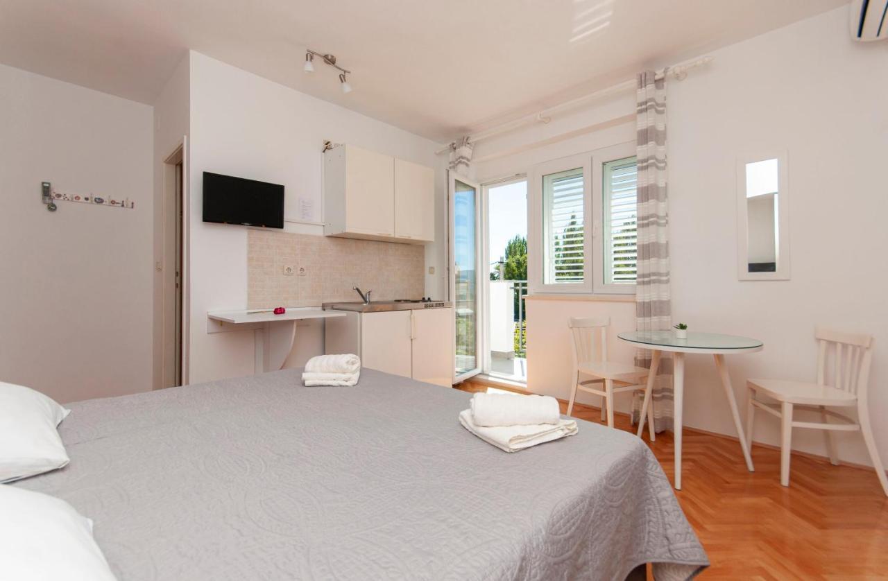 Apartments And Rooms Nikola Omiš Eksteriør billede