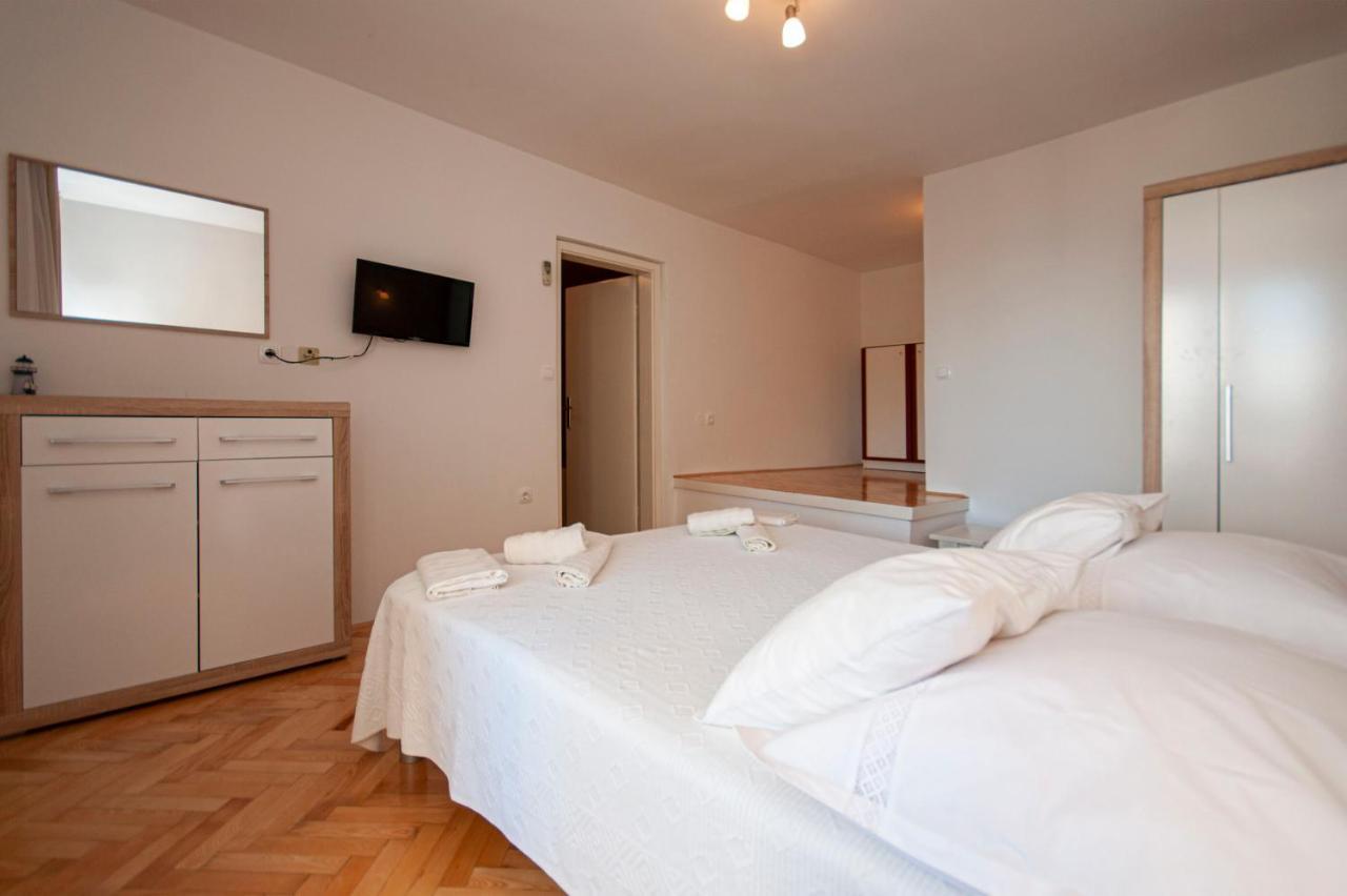 Apartments And Rooms Nikola Omiš Eksteriør billede