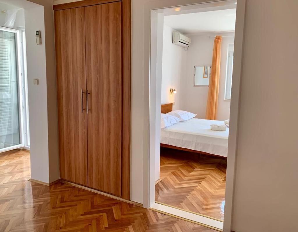 Apartments And Rooms Nikola Omiš Eksteriør billede
