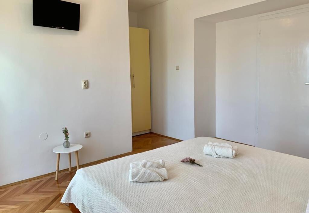 Apartments And Rooms Nikola Omiš Eksteriør billede